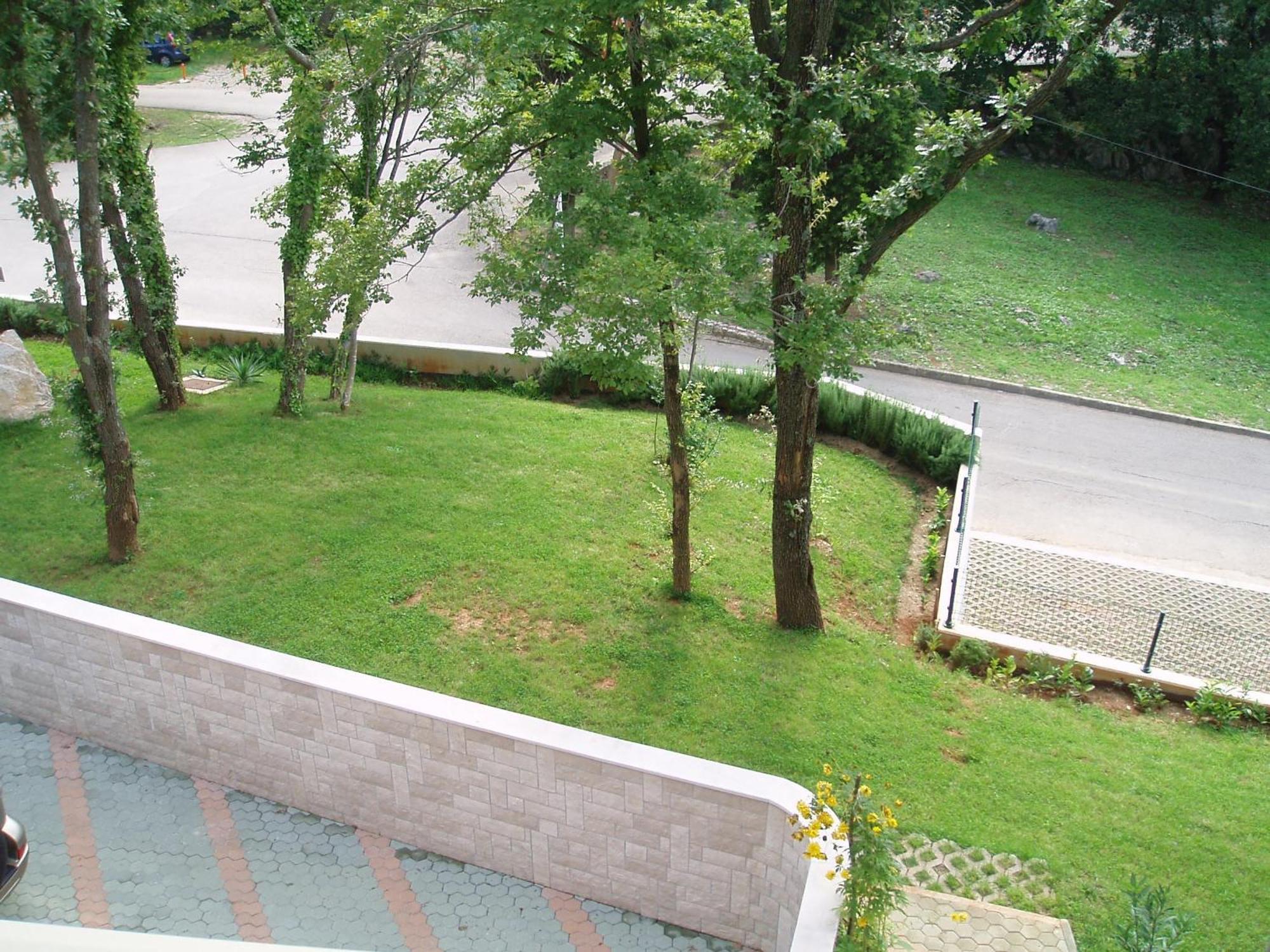 Apartments Viktorija Omisalj Exterior photo