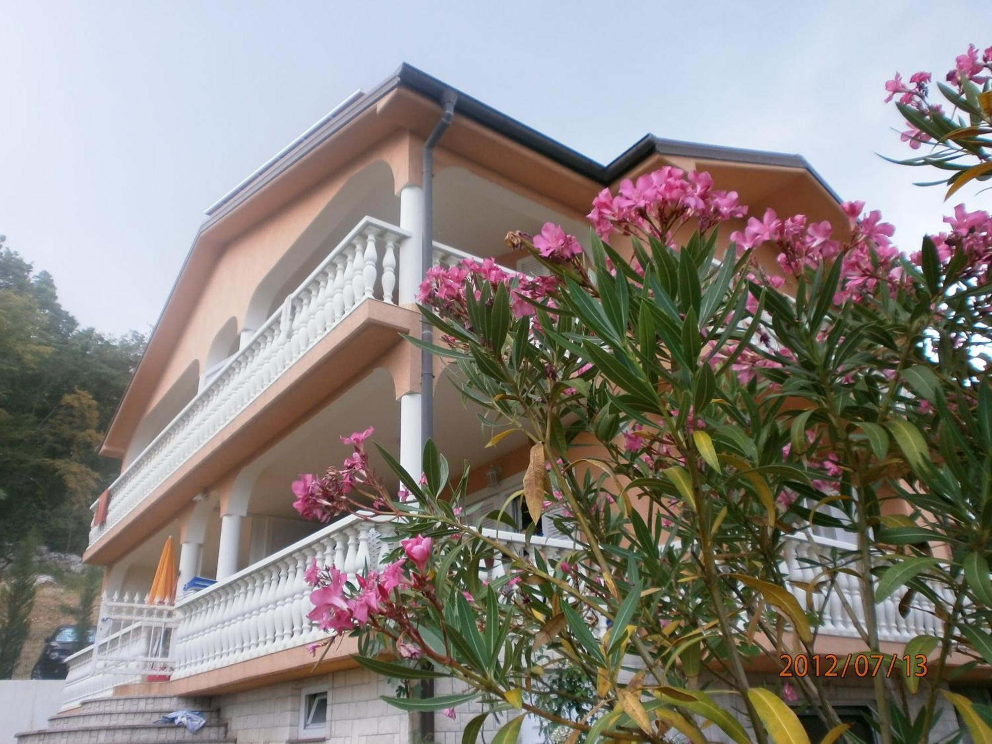 Apartments Viktorija Omisalj Exterior photo