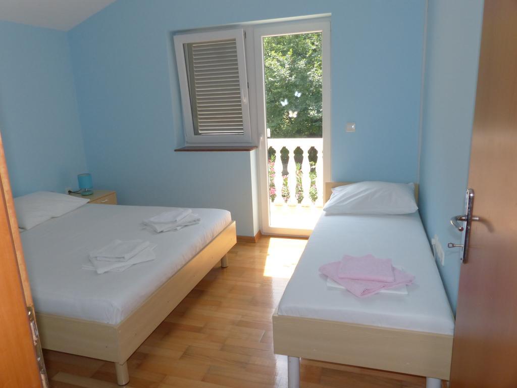Apartments Viktorija Omisalj Exterior photo